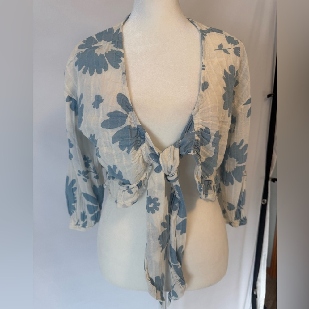 American Eagle tie front crop halter white with blue floral, ruffle detail